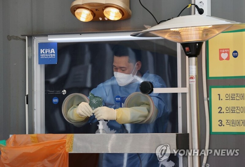 (3rd LD) New infection cases under 400 for 2nd day; virus curve sliding downhill