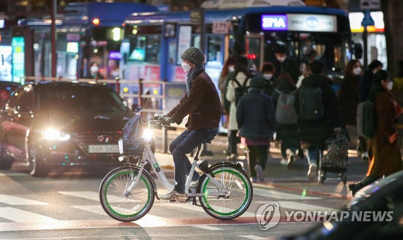 Seoul city's bike service users soar amid pandemic