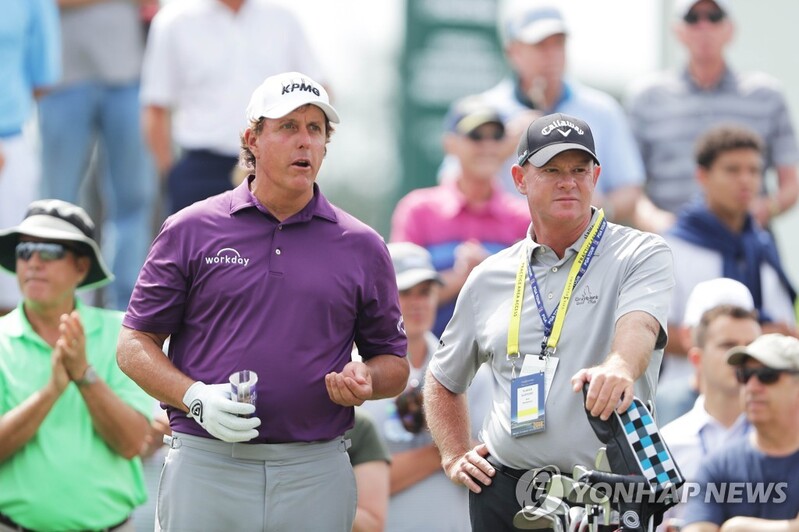 PGA 미컬슨, 스윙 코치를 캐디로 데리고 나오는 이유는?