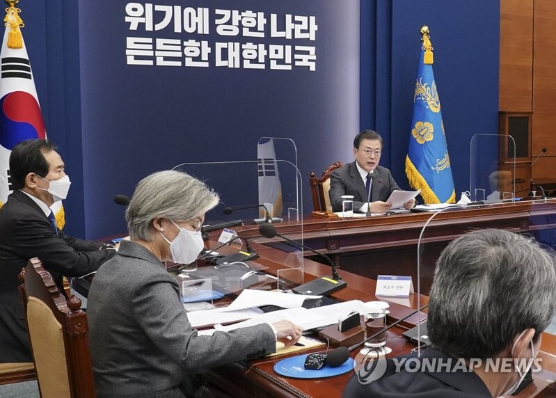 Moon to receive policy briefing on vaccine, antivirus efforts
