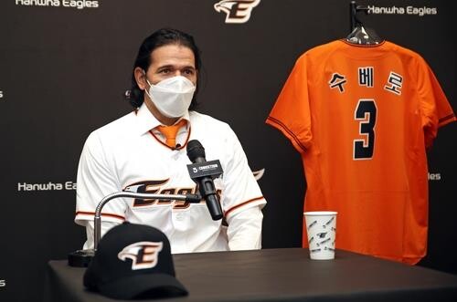 New KBO club manager says rebuilding and winning 'go hand in hand'