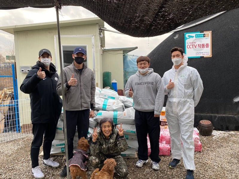 키움 이지영·안우진, 유기견 보호소 찾아 봉사 활동