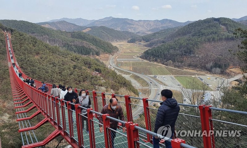 [픽!순창] "공중을 걷는 기분"…채계산 출렁다리 찾은 관광객