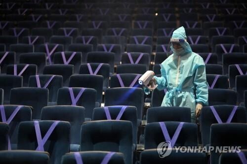 코로나19 확진자 급감한 인도 "이제 영화관 꽉 채워도 된다"