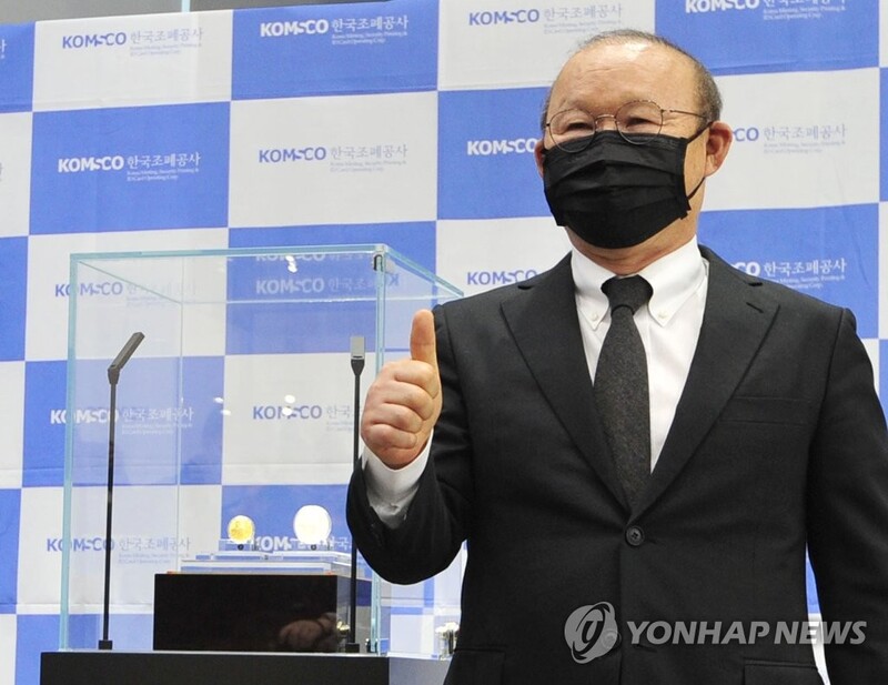 기념메달 주인공 된 박항서 "한·베트남 우호 돈독해지길"