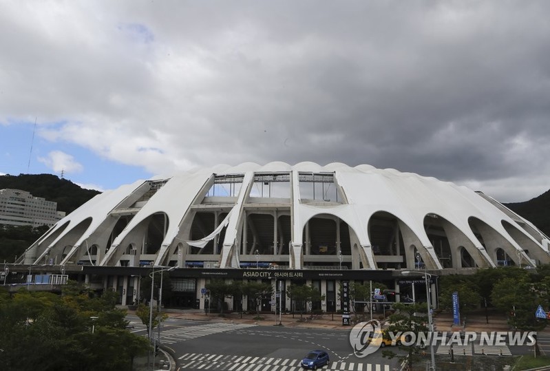 월드컵 첫승 상징이 애물단지로…지붕 날아간 채 씁쓸한 20주년