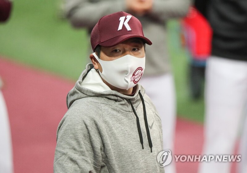 Rookie KBO manager scratches itch by hitting fungoes