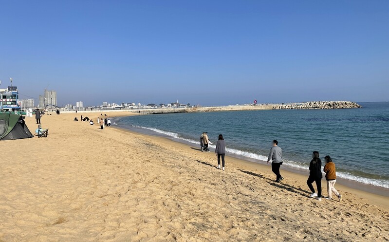 강원 춘천 대체로 한산…'봄날 같은' 동해안에는 관광객 몰려