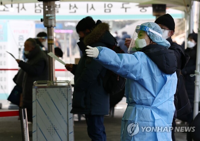 (LEAD) New virus cases fall back on Lunar New Year's Day, post-holiday virus fight in focus
