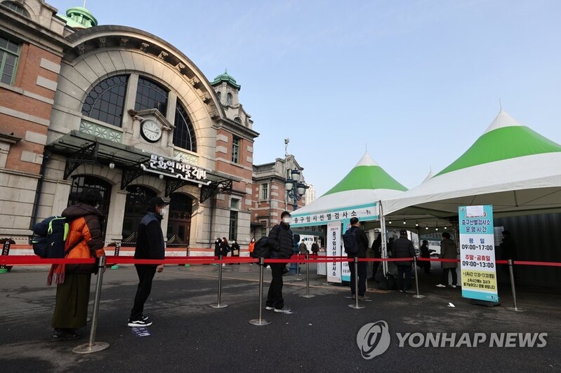 New virus cases dip below 400; gov't decides to ease social distancing level