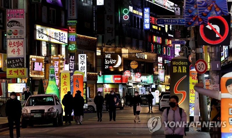 (5th LD) New infections in 300s for 3rd day; distancing rules eased for small businesses