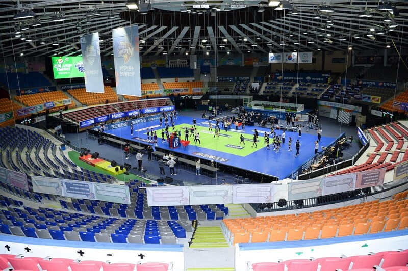 Event staffer tests positive for COVID-19 in women's volleyball league