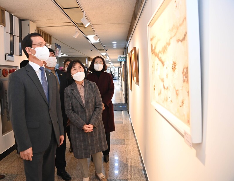 음성군 청사에 '복도 갤러리' 등장…지역 화가 작품 전시