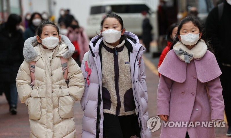 (LEAD) New virus cases stay in 300s for 3rd day as new school semester starts amid potential uptick