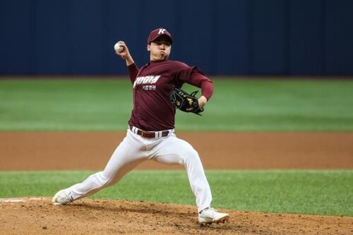 (LEAD) KBO rookie pitcher lights up radar gun in up-and-down spring debut