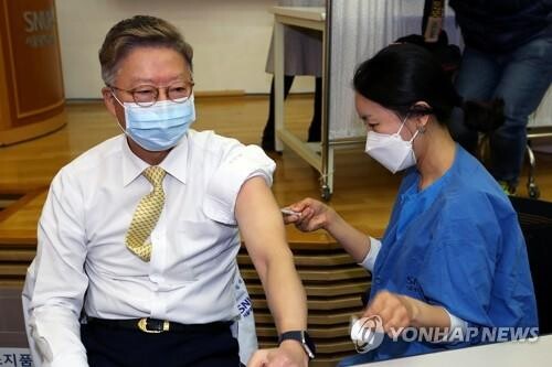 (LEAD) S. Korea's COVID-19 vaccinations ramp up amid safety woes