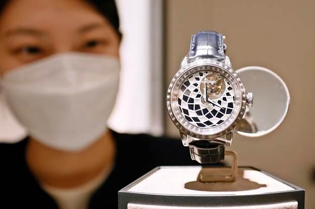 [게시판] 갤러리아百, '예거 르쿨트르' 시계 3개 전시…가격 총 15억원