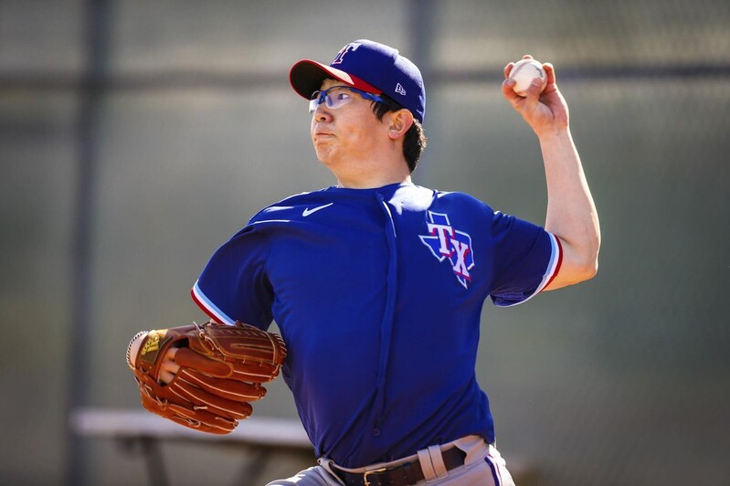 (LEAD) Rangers' Yang Hyeon-jong serves up home run in spring training debut