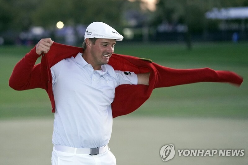 디섐보를 우승으로 이끈 우즈의 문자 메시지…"싸워나가자"