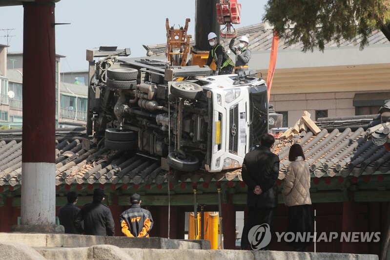 지붕 파손된 성균관 동삼문은 조선 임금 출입문…보물 제141호