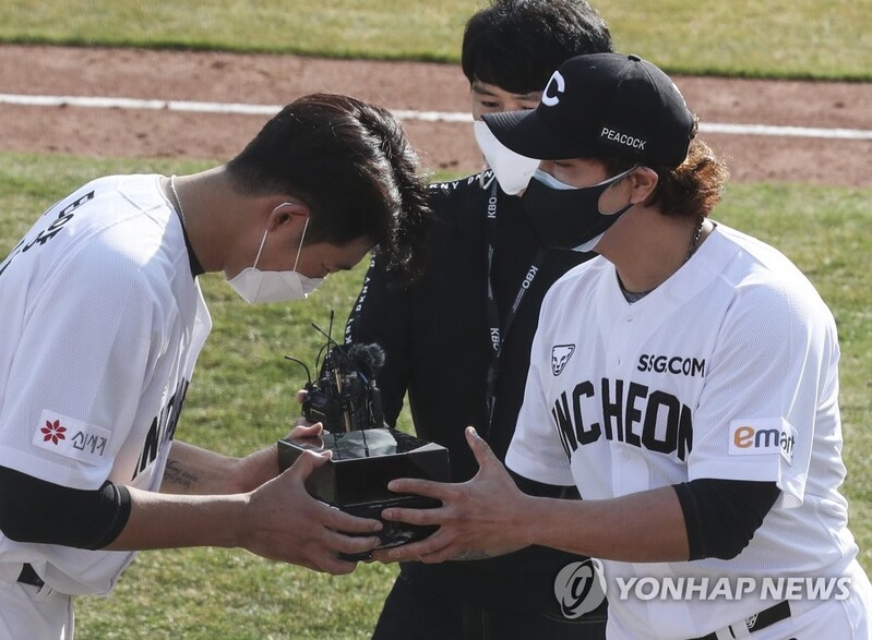 Ex-MLB star Choo Shin-soo gifts watch to teammate for giving up number