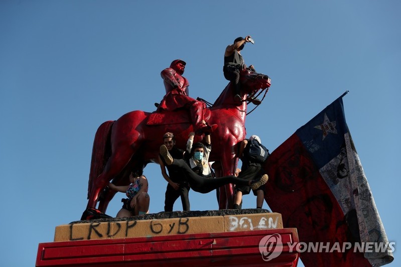 칠레 시위에 수난 겪은 전쟁영웅 동상 잠시 '피신'