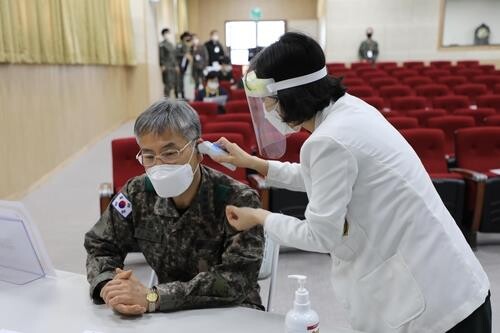 (2nd LD) Military personnel to receive COVID-19 vaccines starting in June