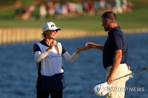 "웨스트우드의 비밀병기는 여자 친구"…마스터스는 아들과 함께