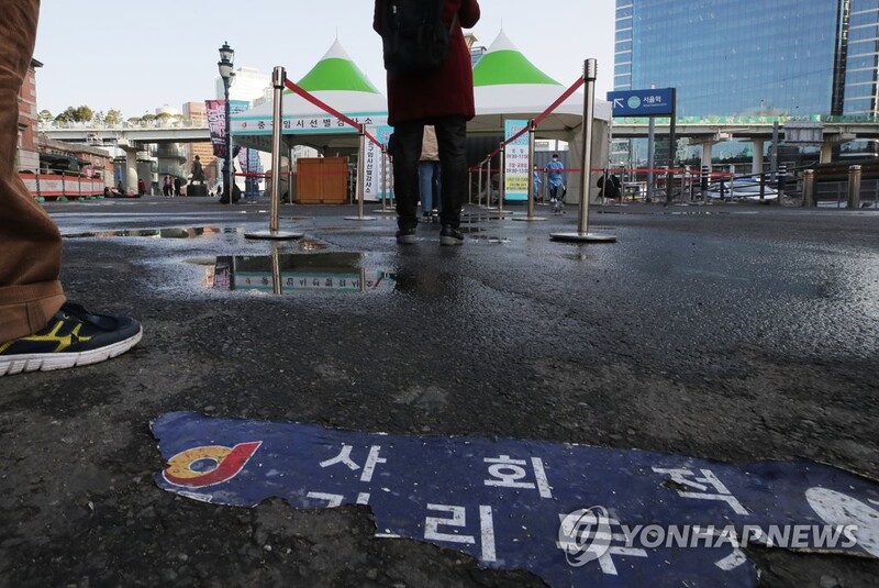(LEAD) Greater Seoul area to adopt tighter curbs on virus-prone facilities, workplaces