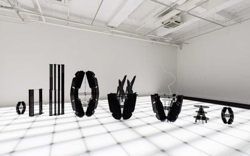 조각이 된 패션디자인…갤러리에 걸린 옷