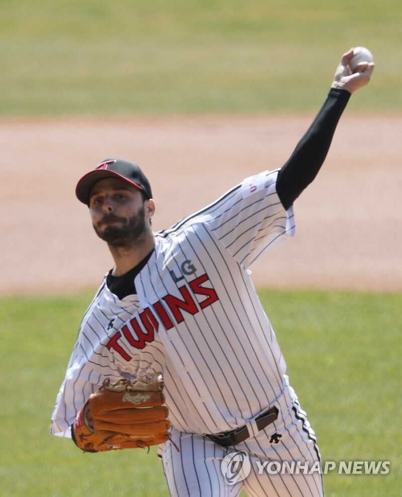 Ex-MLB pitcher Suarez shrugs off high expectations ahead of 1st KBO season