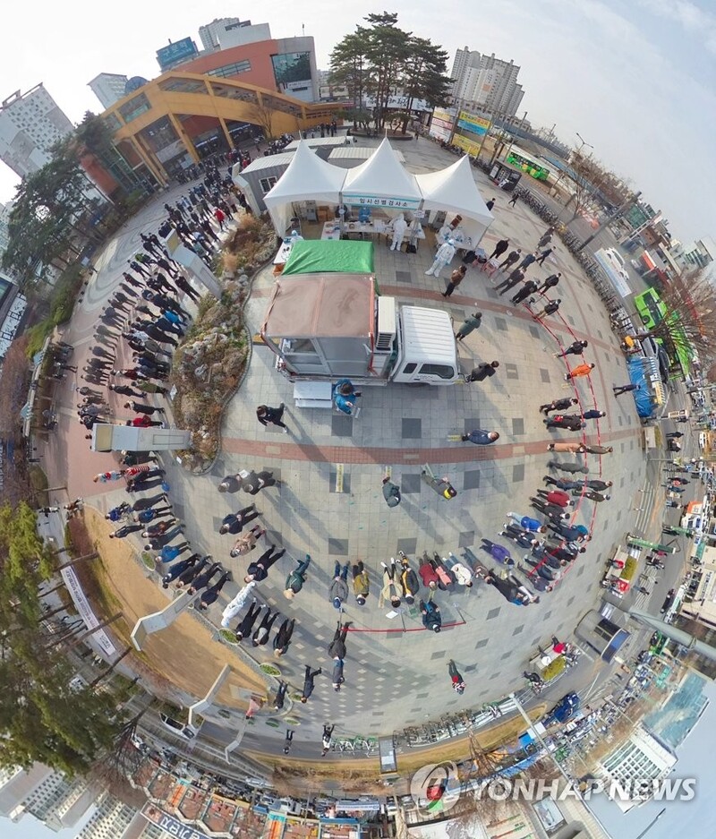 (4th LD) New virus cases in 400s for 3rd day, AstraZeneca vaccine rollout to ramp up