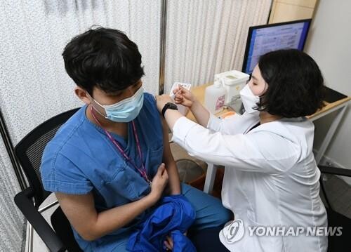 (LEAD) New virus cases in 400s for 4th day, concerns over resurgence during weekend
