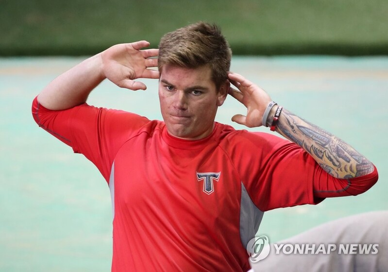 (Yonhap Interview) Aaron Brooks on KBO return following family accident: 'I owe it to fans'