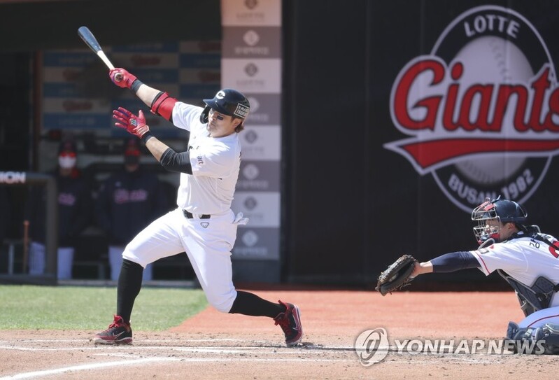 (LEAD) Choo Shin-soo reunites with childhood friend, picks up 1st KBO hit in preseason game
