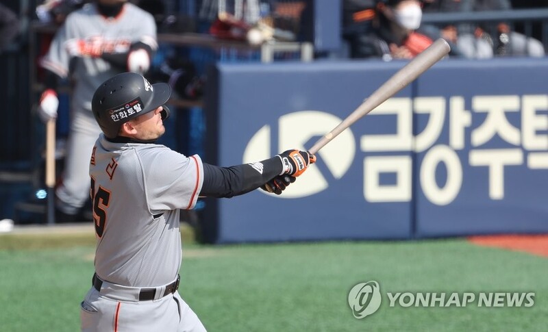 Eagles' new slugger homers in KBO preseason victory over Bears
