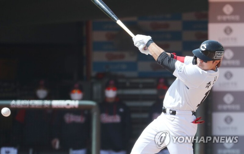 (LEAD) Deuces wild: Choo Shin-soo collects first 2 RBIs in KBO preseason