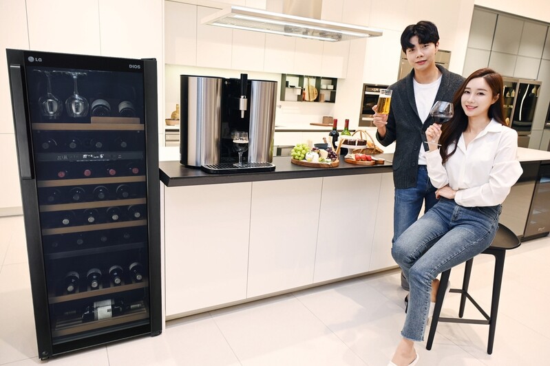 '홈술족' 늘면서 LG 와인셀러·수제맥주제조기 판매 3배 증가