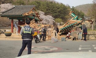 Main gate of Korea's cultural heritage collapses due to car crash