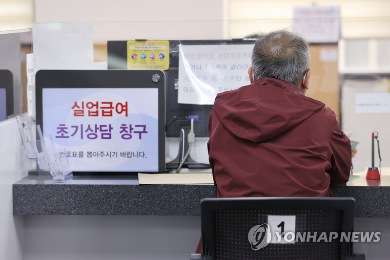 Non-regular workers hit harder by COVID-19, poll shows