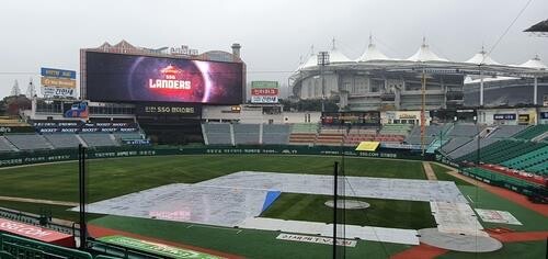 (LEAD) Choo Shin-soo's KBO debut rained out