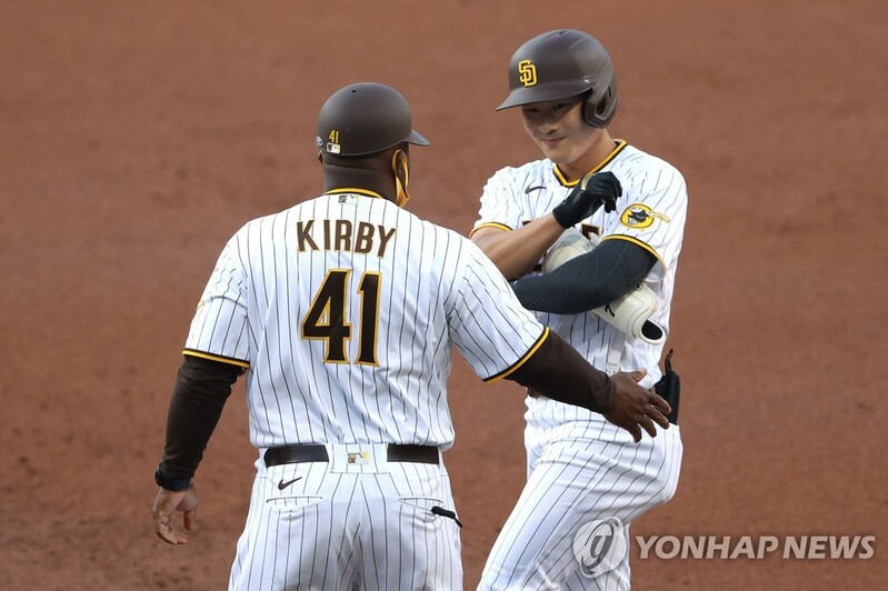 '첫 선발' 김하성, MLB 마수걸이 안타·타점·멀티히트 폭발(종합2보)