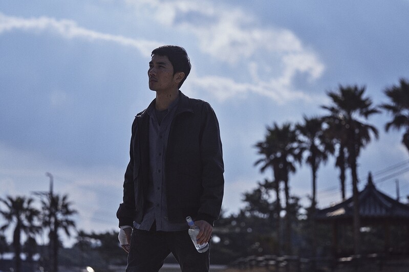 서늘한 푸른빛의 감성 누아르…영화 '낙원의 밤'