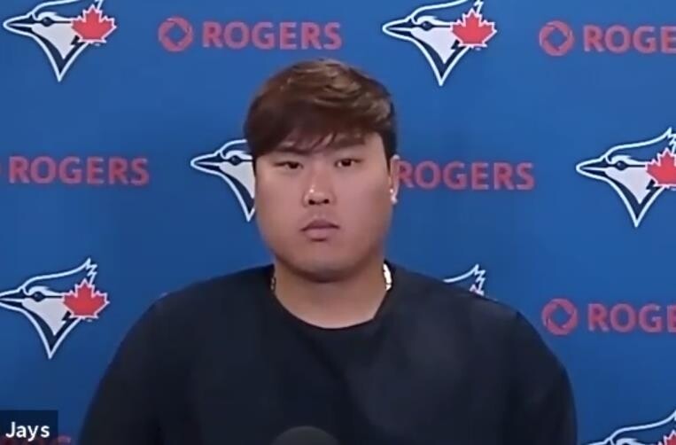 야수 실수로 패전투수된 류현진 "경기 만족…약한 타구 만들어"