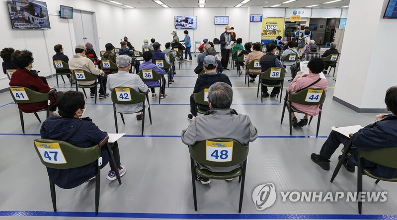 (4th LD) New virus cases below 700, stronger wave of pandemic looms