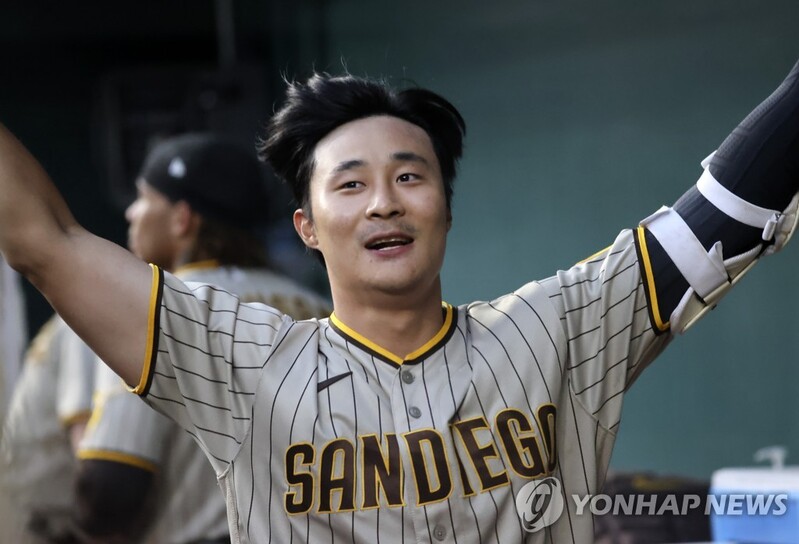 Padres' Kim Ha-seong hits 1st MLB homer in victory