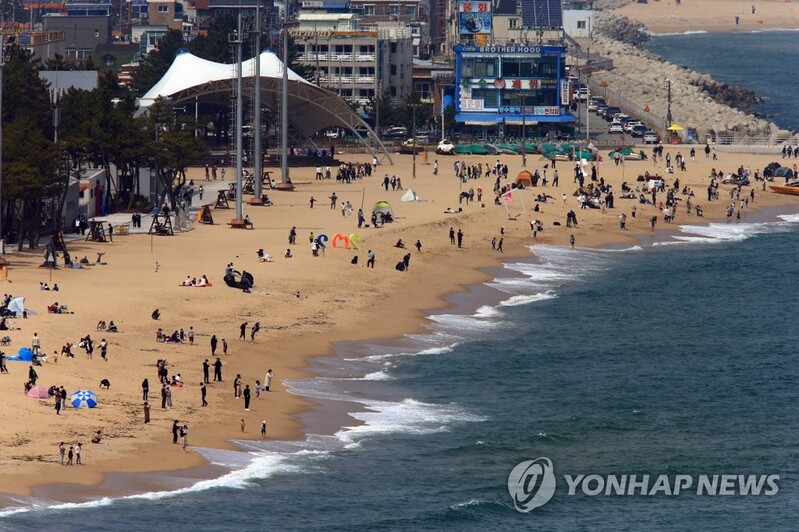 코로나 4차 유행 경고에도…봄볕에 이끌린 나들이객 북적
