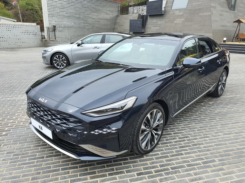 [시승기] 그랜저의 아성에 도전한다…기아의 야심작 K8