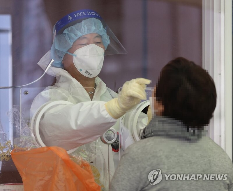 (2nd LD) New virus cases around 700 for 2nd day; further spike in offing