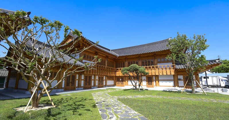 '한복 빌려입고 사진 찍고…한복 체험시설 '남원 화인당' 완공